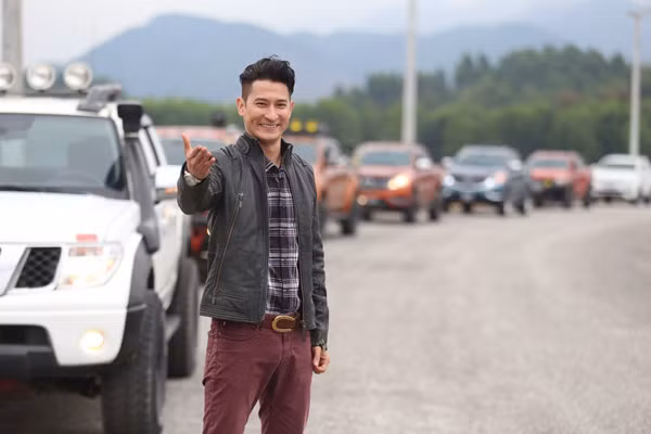 "Chê" xe địa hình đẳng cấp, Tiến Đạt xuất hiện cùng xe cổ mobylette ảnh 1