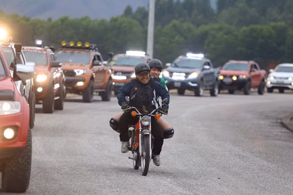 "Chê" xe địa hình đẳng cấp, Tiến Đạt xuất hiện cùng xe cổ mobylette ảnh 7