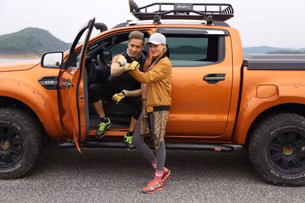 "Chê" xe địa hình đẳng cấp, Tiến Đạt xuất hiện cùng xe cổ mobylette ảnh 2