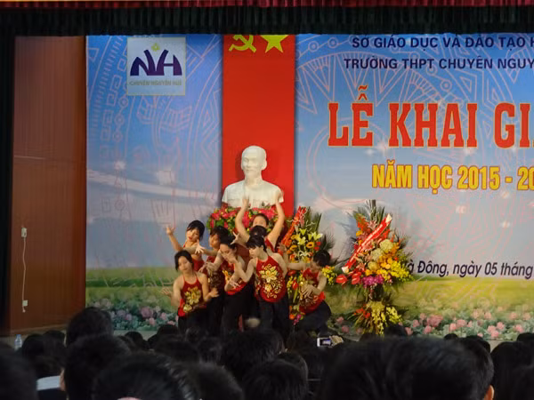 Lễ khai giảng đầy cảm xúc của thầy trò trường THPT chuyên Nguyễn Huệ ảnh 15