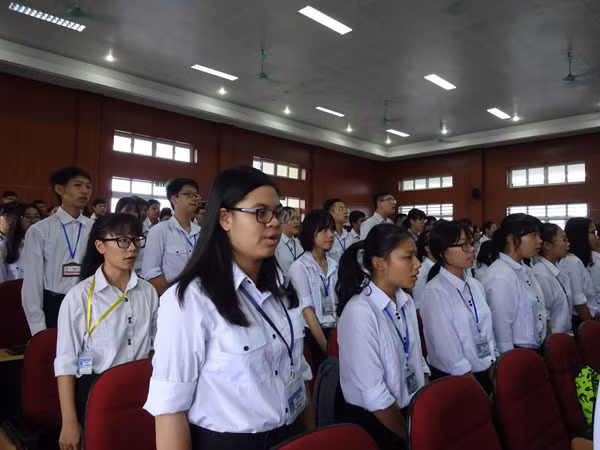 Lễ khai giảng đầy cảm xúc của thầy trò trường THPT chuyên Nguyễn Huệ ảnh 6