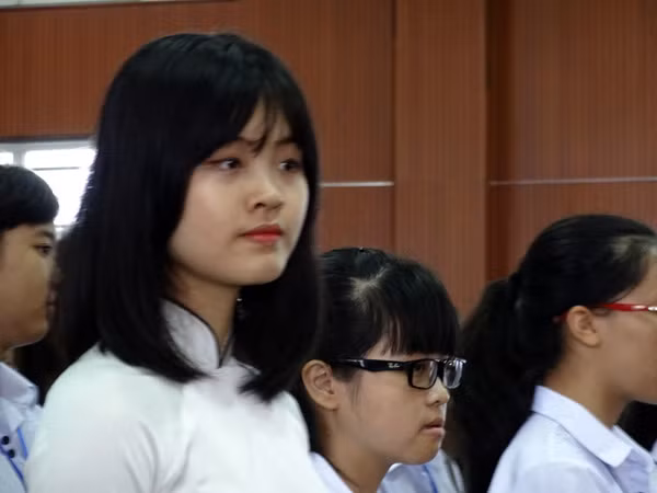 Lễ khai giảng đầy cảm xúc của thầy trò trường THPT chuyên Nguyễn Huệ ảnh 3