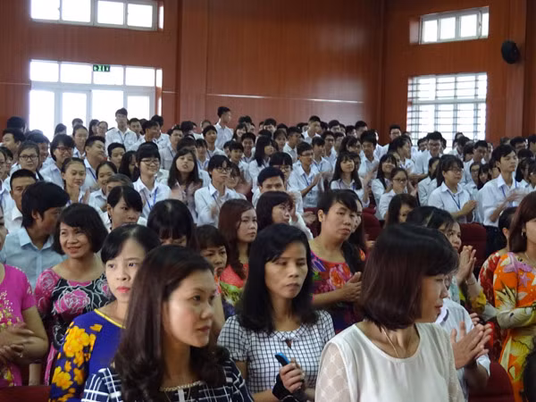 Lễ khai giảng đầy cảm xúc của thầy trò trường THPT chuyên Nguyễn Huệ ảnh 4