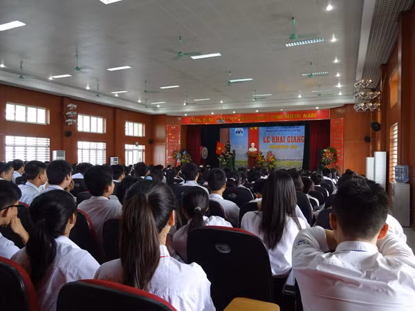 Lễ khai giảng đầy cảm xúc của thầy trò trường THPT chuyên Nguyễn Huệ ảnh 12