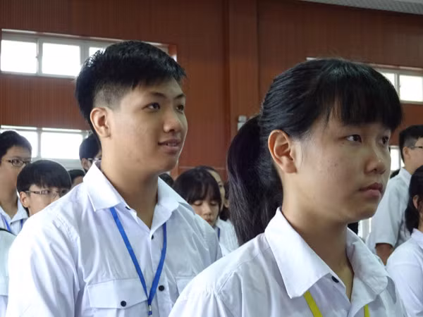 Lễ khai giảng đầy cảm xúc của thầy trò trường THPT chuyên Nguyễn Huệ ảnh 2