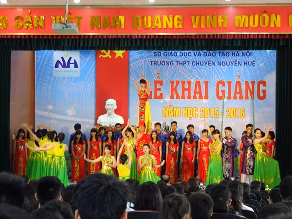 Lễ khai giảng đầy cảm xúc của thầy trò trường THPT chuyên Nguyễn Huệ ảnh 14