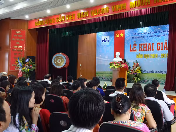 Lễ khai giảng đầy cảm xúc của thầy trò trường THPT chuyên Nguyễn Huệ ảnh 10