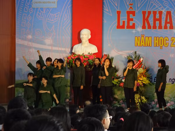 Lễ khai giảng đầy cảm xúc của thầy trò trường THPT chuyên Nguyễn Huệ ảnh 13