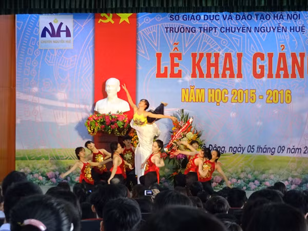 Lễ khai giảng đầy cảm xúc của thầy trò trường THPT chuyên Nguyễn Huệ ảnh 16