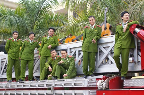 Lớp học guitar cho trẻ em khiếm thị của một Thượng úy trẻ ảnh 2