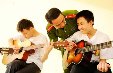 Lớp học guitar cho trẻ em khiếm thị của một Thượng úy trẻ ảnh 4