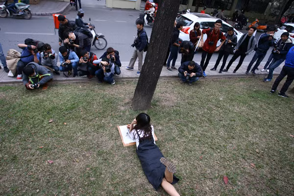 'Hot girl' Hà Nội đổ dồn về 'studio' Kim Mã, mùa cây thay lá ảnh 5