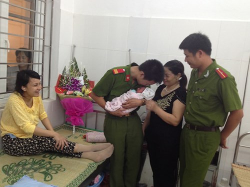 Cảnh sát hình sự Hà Nội đỡ đẻ trong đêm giông gió: Hơn cả chuyện cổ tích! ảnh 1