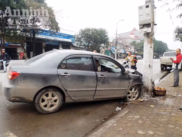 Ô tô mất lái đâm cột điện, 4 người nhập viện cấp cứu ảnh 1