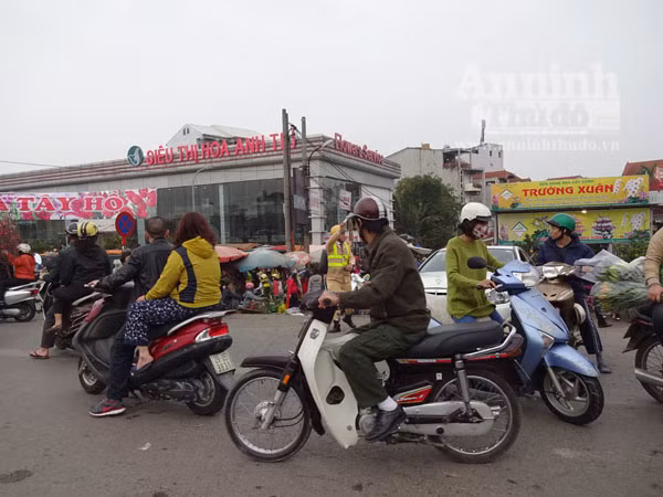 Đổ xô đi mua hoa giá rẻ gây ùn tắc cục bộ trên đường Âu Cơ ảnh 15