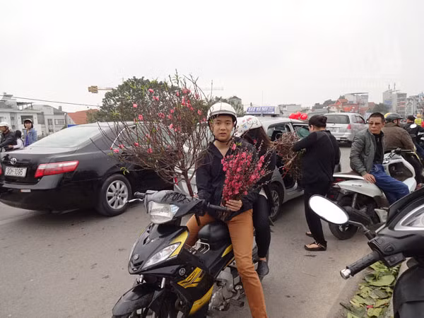 Đổ xô đi mua hoa giá rẻ gây ùn tắc cục bộ trên đường Âu Cơ ảnh 9