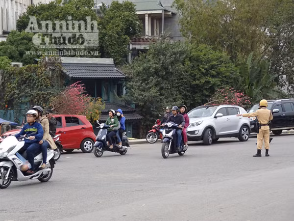 Đổ xô đi mua hoa giá rẻ gây ùn tắc cục bộ trên đường Âu Cơ ảnh 12