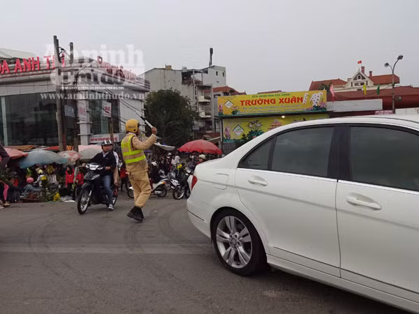 Đổ xô đi mua hoa giá rẻ gây ùn tắc cục bộ trên đường Âu Cơ ảnh 16