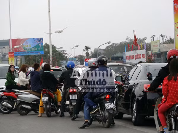 Đổ xô đi mua hoa giá rẻ gây ùn tắc cục bộ trên đường Âu Cơ ảnh 21