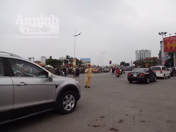 Đổ xô đi mua hoa giá rẻ gây ùn tắc cục bộ trên đường Âu Cơ ảnh 17