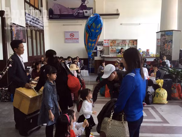 Người dân Hải Phòng ùn ùn ra ga tàu, đổ về Hà Nội ảnh 2