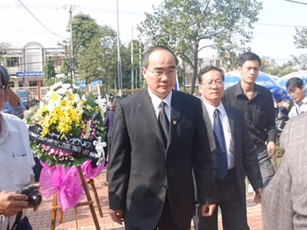 Hàng trăm đoàn khách, cả nghìn người dân vào viếng ông Nguyễn Bá Thanh ảnh 1