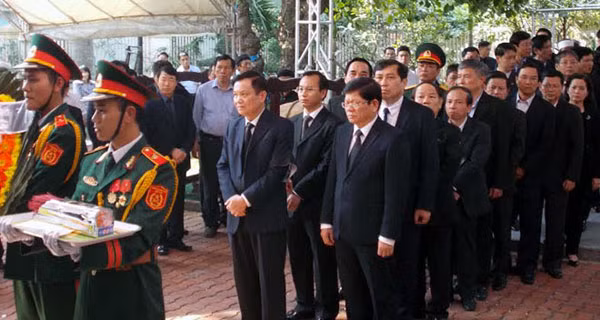 Hàng trăm đoàn khách, cả nghìn người dân vào viếng ông Nguyễn Bá Thanh ảnh 3