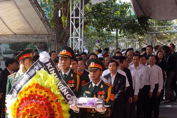 Hàng trăm đoàn khách, cả nghìn người dân vào viếng ông Nguyễn Bá Thanh ảnh 5