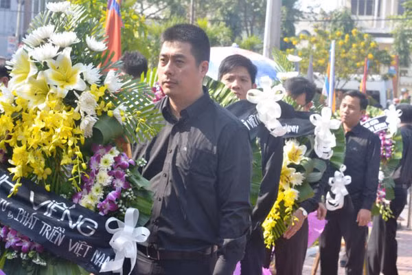 Hàng trăm đoàn khách, cả nghìn người dân vào viếng ông Nguyễn Bá Thanh ảnh 6