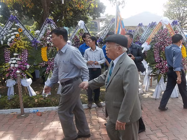 Hàng trăm đoàn khách, cả nghìn người dân vào viếng ông Nguyễn Bá Thanh ảnh 7