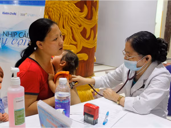 300 trẻ em ở "làng ô nhiễm" được Vinmec khám sức khỏe miễn phí ảnh 1