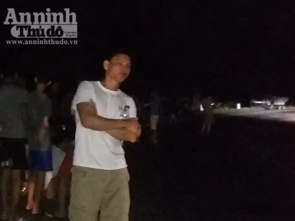 Người dân đổ ra biển, chờ đón thi thể phi công Trần Quang Khải về đất liền ảnh 6