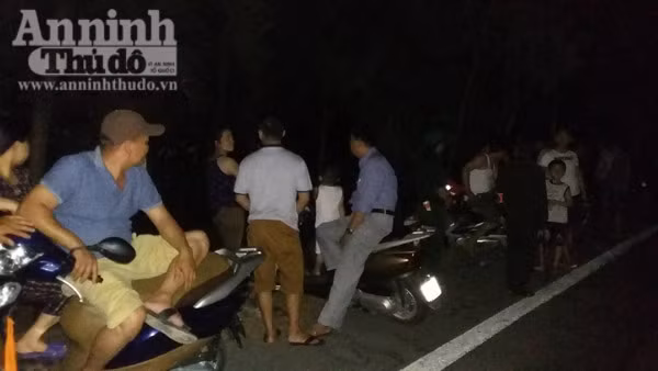 Người dân đổ ra biển, chờ đón thi thể phi công Trần Quang Khải về đất liền ảnh 3