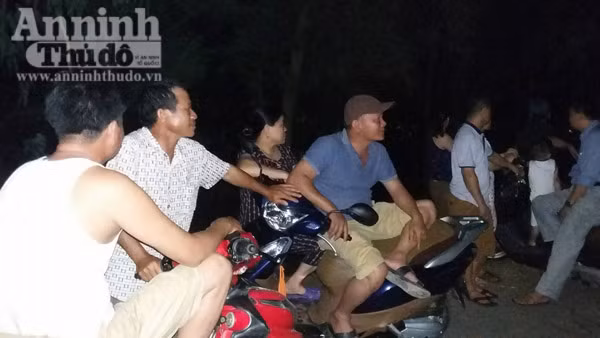 Người dân đổ ra biển, chờ đón thi thể phi công Trần Quang Khải về đất liền ảnh 4