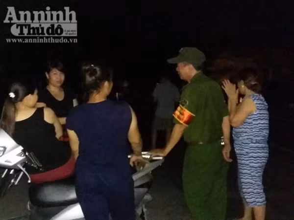 Người dân đổ ra biển, chờ đón thi thể phi công Trần Quang Khải về đất liền ảnh 5