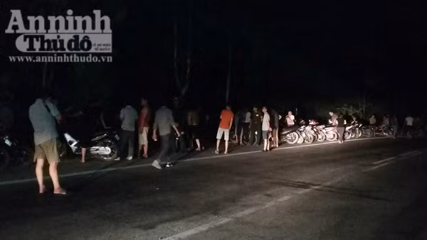 Người dân đổ ra biển, chờ đón thi thể phi công Trần Quang Khải về đất liền ảnh 2