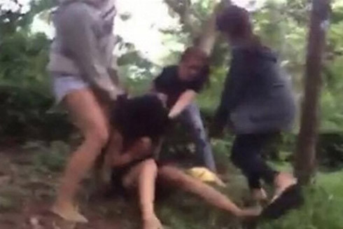 Xác định nhóm người đánh thiếu nữ, lột đồ, quay clip tung lên mạng ảnh 1