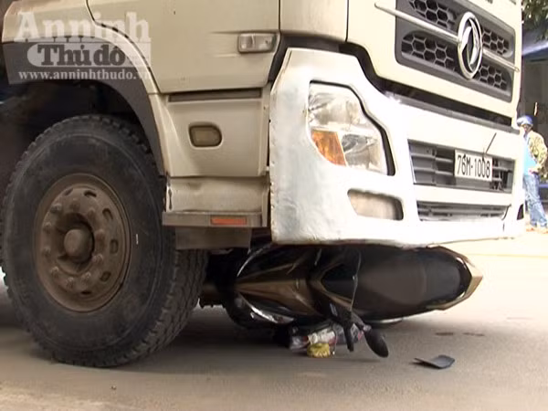 Xe tải tông xe máy, mẹ và con gái 10 tuổi tử vong tại chỗ ảnh 1