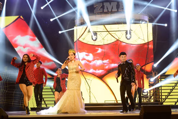 Hà Hồ “lên đồng” trên sân khấu Zing music awards ảnh 12