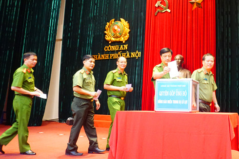 Công an Hà Nội sẻ chia với đồng bào gặp thiên tai miền Trung ảnh 1