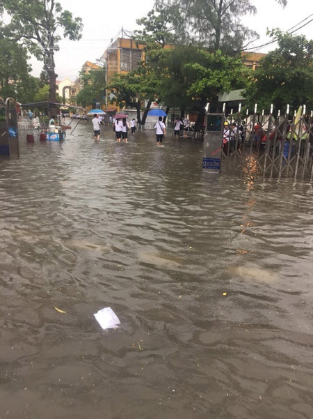 Mưa lớn kéo dài, Hải Phòng chìm trong "biển nước" ảnh 8