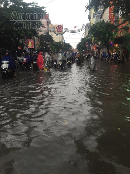 Mưa lớn kéo dài, Hải Phòng chìm trong "biển nước" ảnh 3