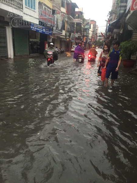 Mưa lớn kéo dài, Hải Phòng chìm trong "biển nước" ảnh 4