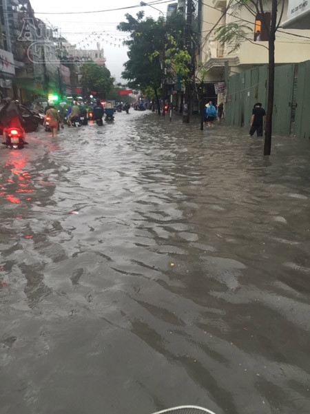 Mưa lớn kéo dài, Hải Phòng chìm trong "biển nước" ảnh 7