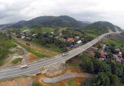 Audio 12-12-2015: CSGT bị tài xế xe tải đâm thẳng vào người, kéo lê 20m trên đường ảnh 5