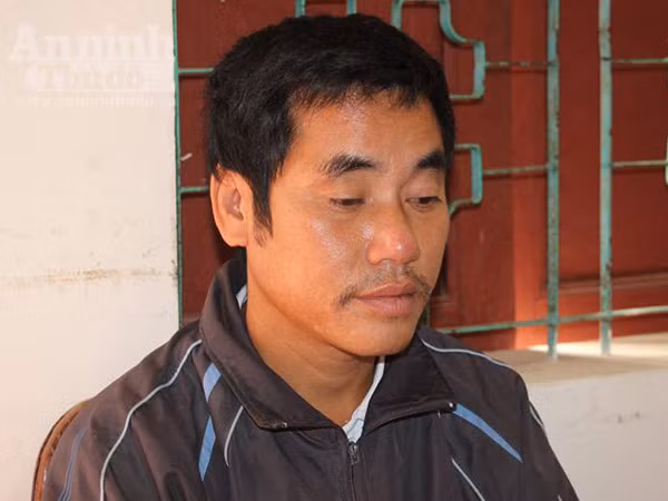 Nằm ôm con trên giường, vợ bị chồng cầm dao xông vào cứa cổ ảnh 2