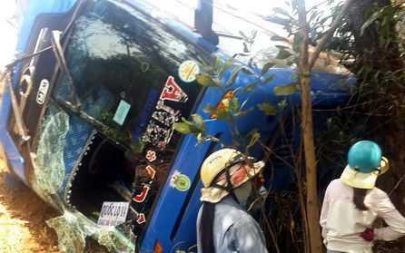 Audio 17-4-2016: Xe khách giường nằm lao xuống vực, hành khách sợ hãi, ngất xỉu hàng loạt ảnh 4