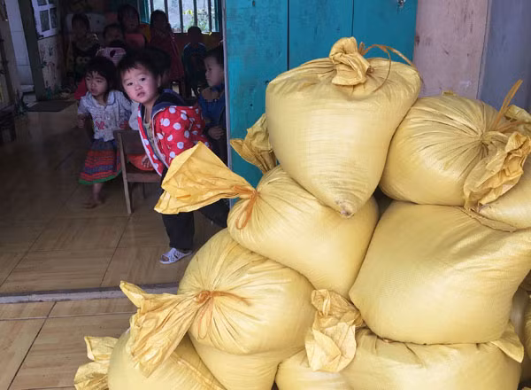 Mang áo ấm lên bản vùng cao giữa những ngày rét hại kỷ lục ảnh 6