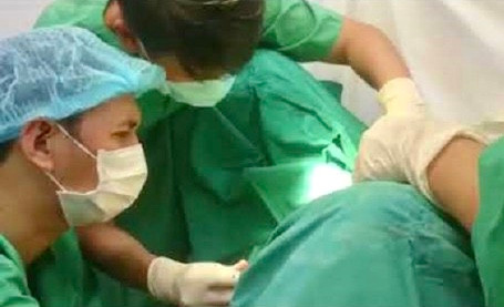 Hai cô gái trẻ nhập viện cấp cứu vì đi làm đẹp vùng kín tại cơ sở thẩm mỹ "chui" ảnh 1