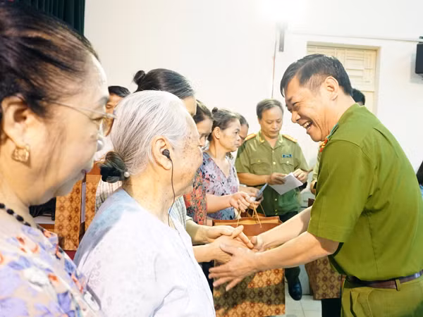Tặng quà 12 gia đình Công giáo là thương binh, thân nhân liệt sỹ ảnh 1